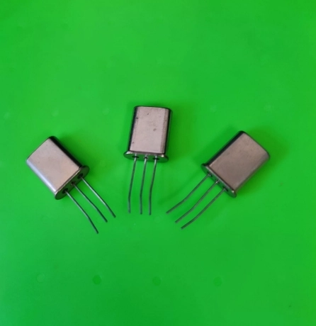 07M07AZ HC49U Kristal 3Pin