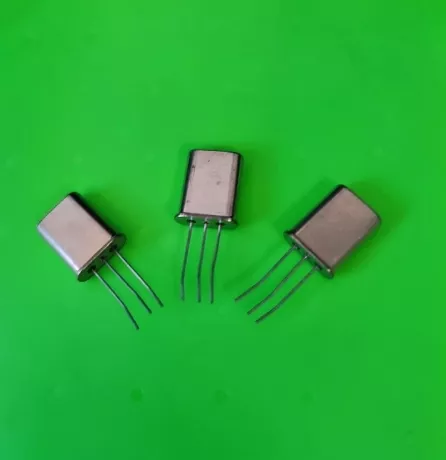 10M07AZ HC49U Kristal 3Pin